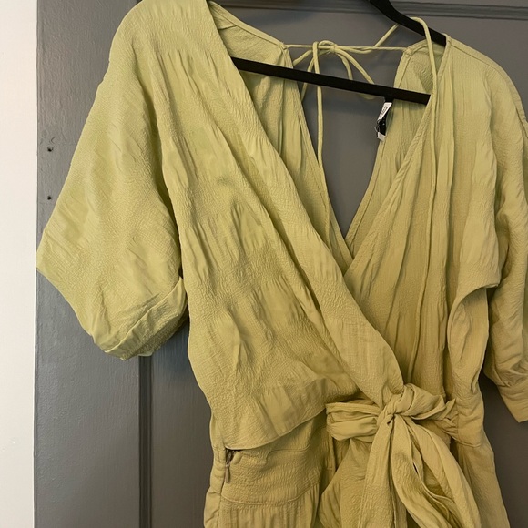 Labelrail x Olivia and Alice Jumpsuit with Wrap Tie Waist Texture - Picture 6 of 7